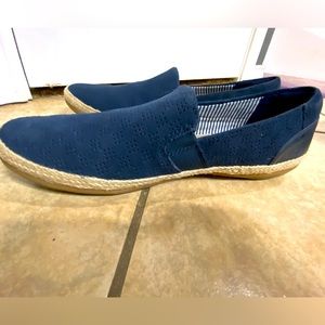 Blue Clark’s comfort collection in fantastic condition!